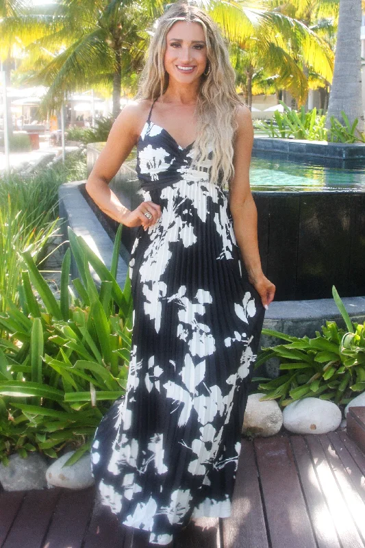 Pretty in Pleats Maxi Dress: Black/White